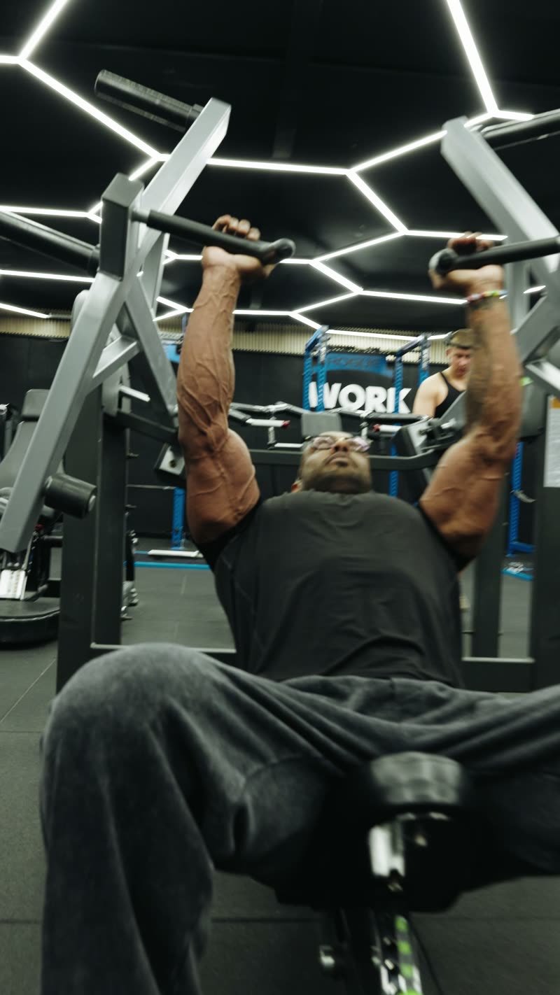 Still uit de Bodybuilding-edit